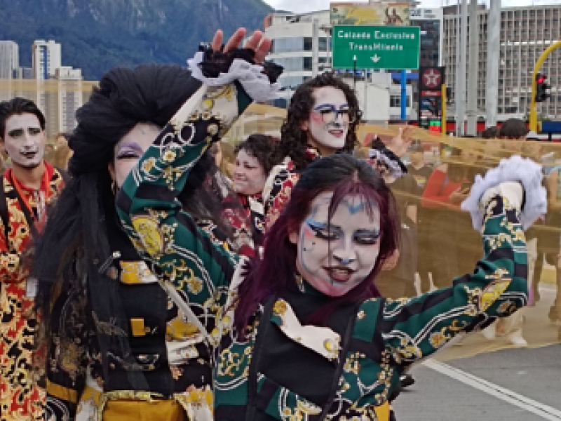 mujer bailando marcha lgbti