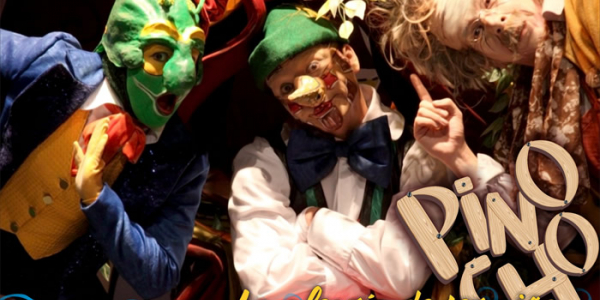 Actores con máscaras representando una escena de Pinocho
