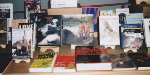 Literatura gay en un estante