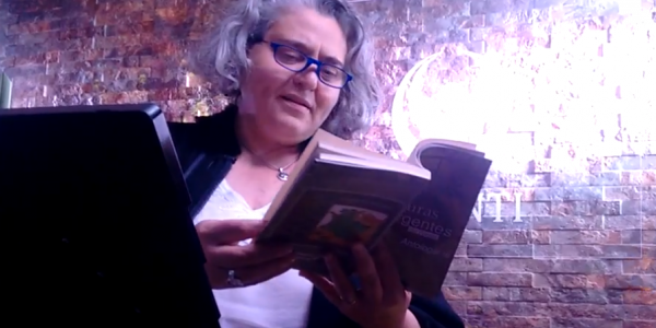 Mujer con libro