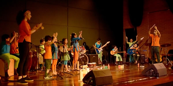 Grupo de adultos y niños en el escenario 