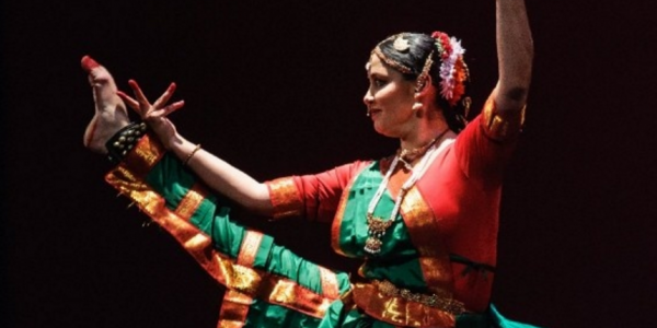 Mujer danzando con vestido colorids y alegre