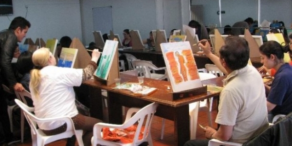 Personas participando en un proceso de pasantías en artes plásticas