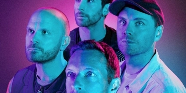 Cuatro integrantes de la agrupación Coldplay en un fondo morado. 