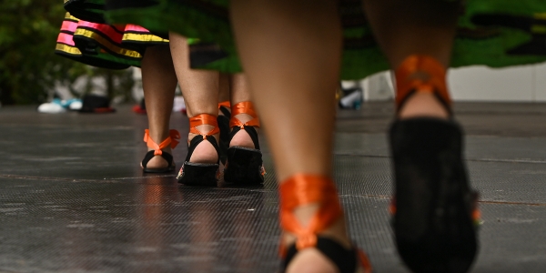 Pies de danza tradicional sobre tarima 