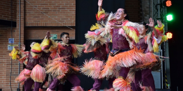 Bailarines de danza folclor en La Media Torta