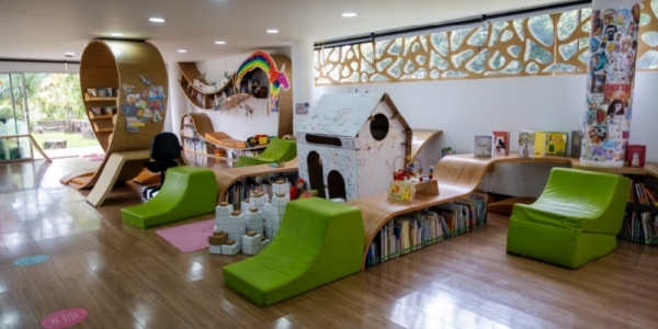 Biblioteca El Parque en la zona infantil de juegos y lectura para niñas y niños
