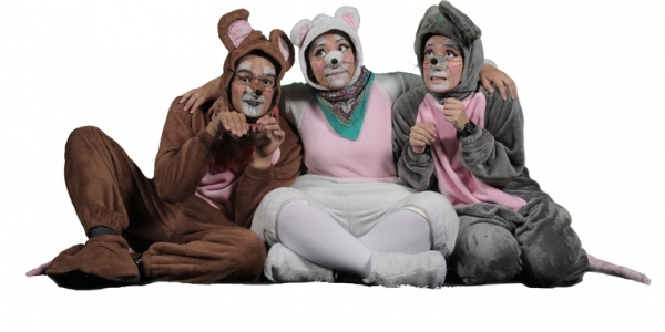 Tres artistas con trajes de ratón