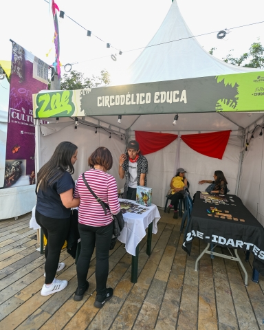 carpa de emprendedor con sus productos