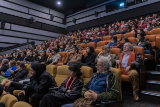 Público en el conversatorio de la película mudos testigos con parte del equipo.