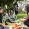 Un grupo de personas comparte al aire libre. Fotografía por Lina Pachón