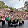 un grupo de adultos mayores en la tarima del teatro al aire libre la media torta